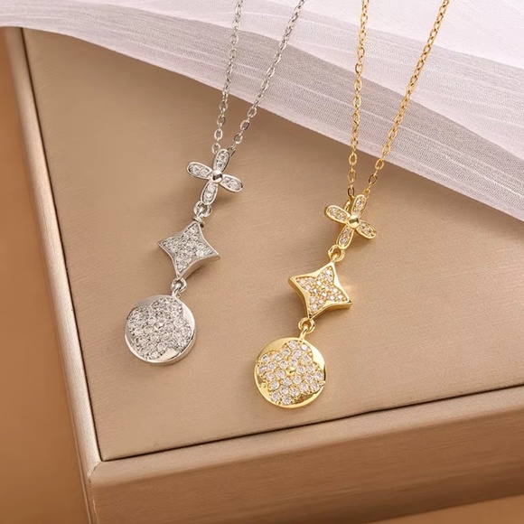 18KT Silver Flour Leaf Clover Cubic Zircon Necklace - Picture 7 of 7